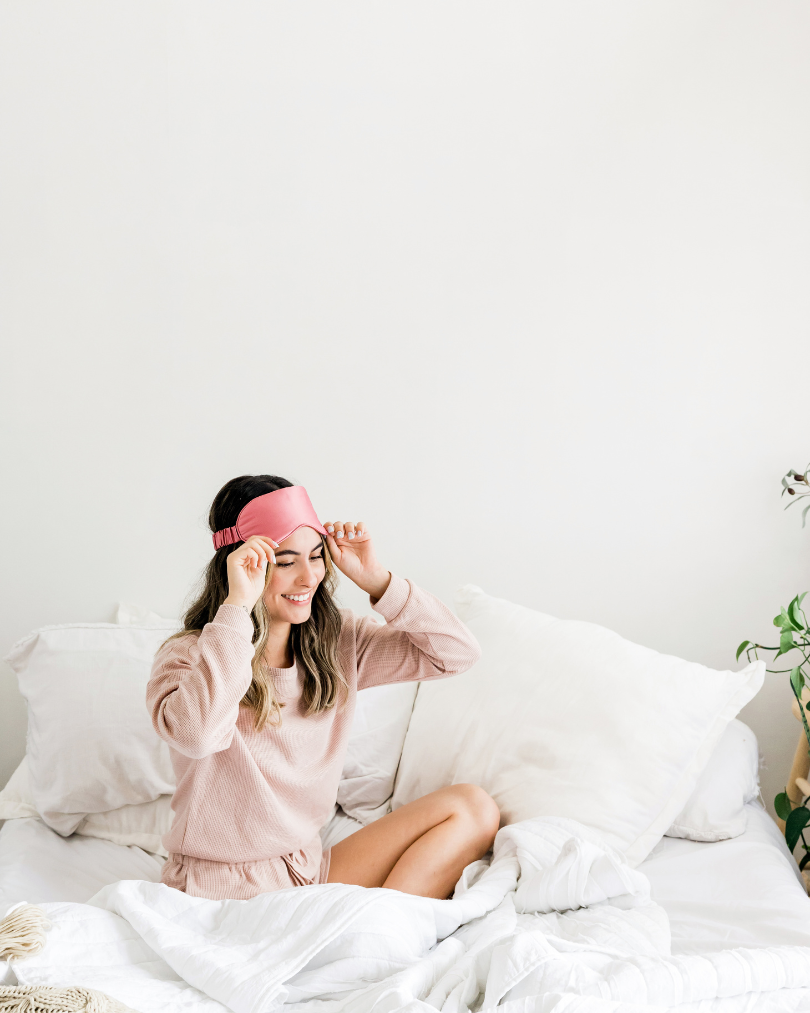 Vrouw bed ochtend slaap masker