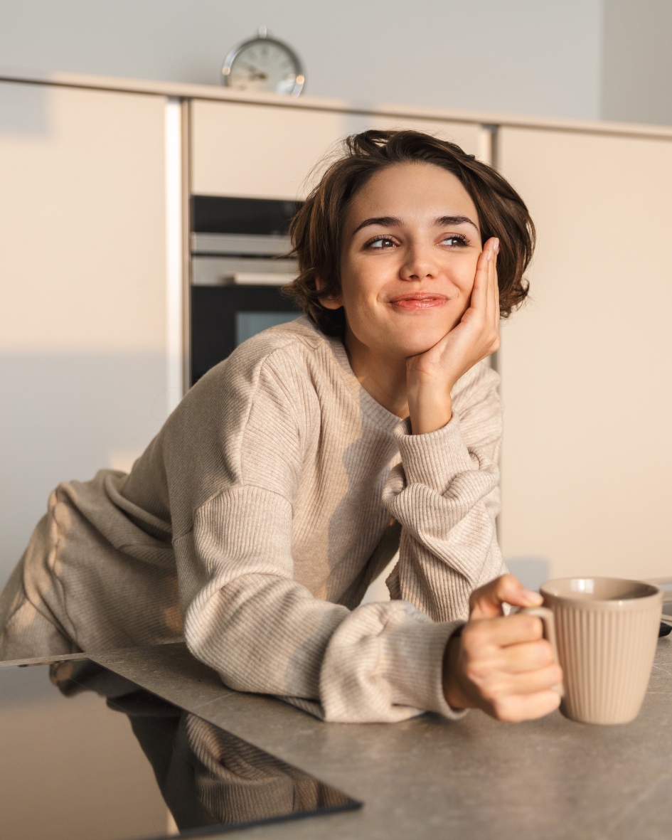 Vrouw met ADHD reflecteert rustig met een kop thee na ADHD zelftest. Na chaos komt rust in hoofd