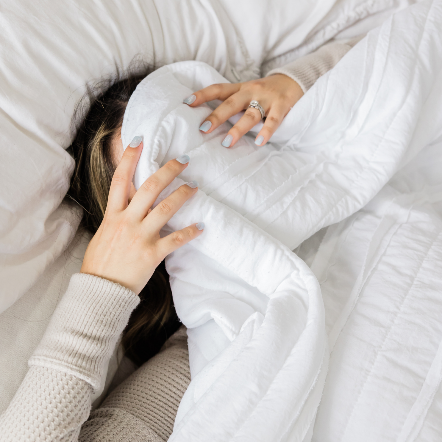 vrouw dekbed bed moe slaap