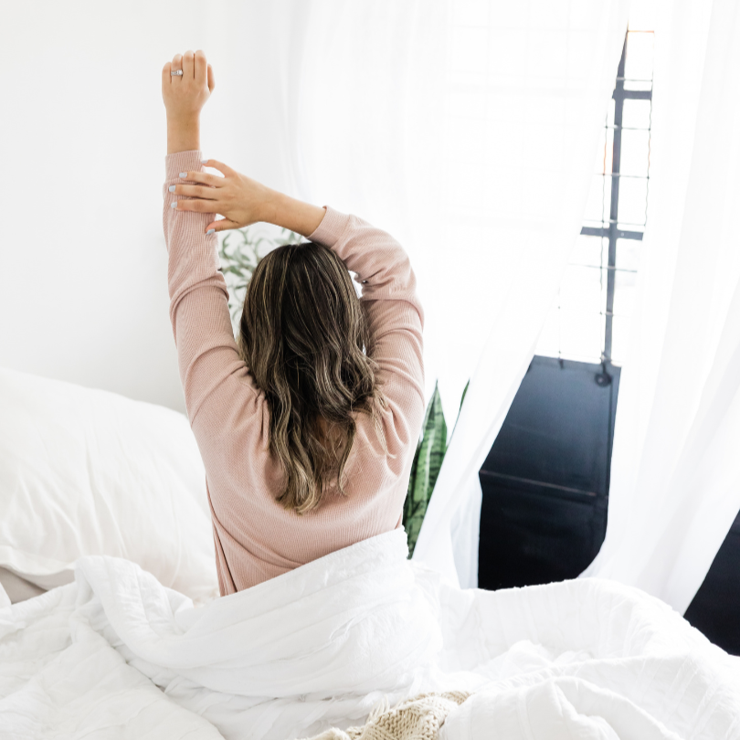 vrouw bed uitrekken bewegen dekbed