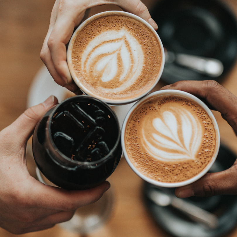 koffie cups handen cola wijn drinken